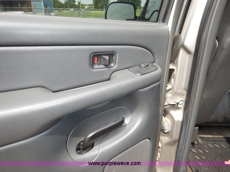 image for item J3782 2003 Chevrolet Avalanche 1500 Z71 pickup truck