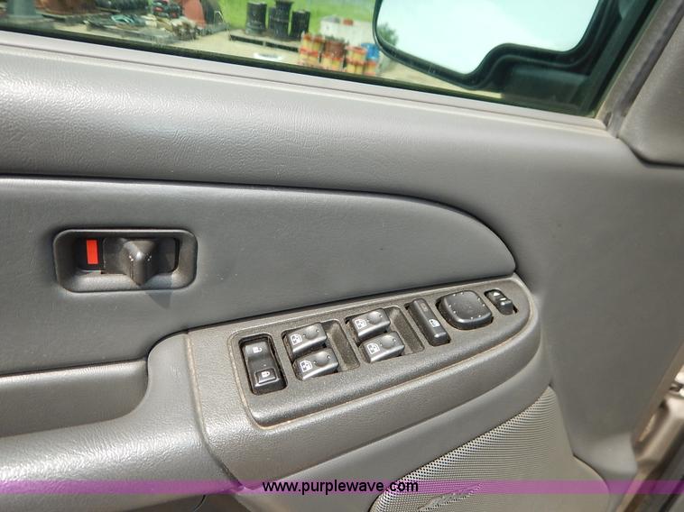 image for item J3782 2003 Chevrolet Avalanche 1500 Z71 pickup truck