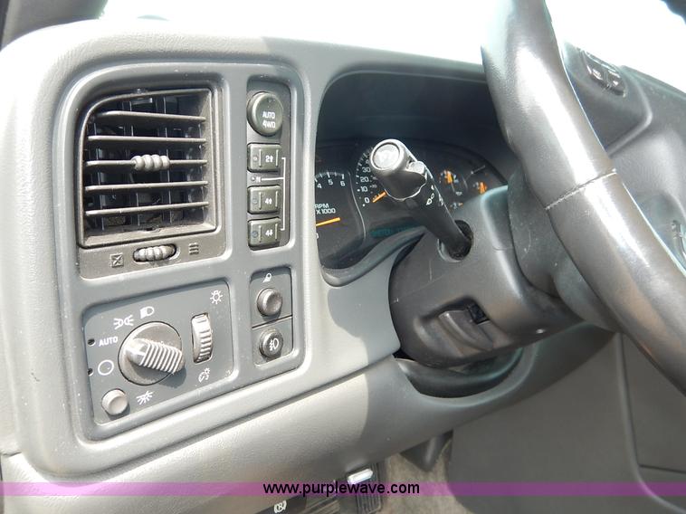 image for item J3782 2003 Chevrolet Avalanche 1500 Z71 pickup truck