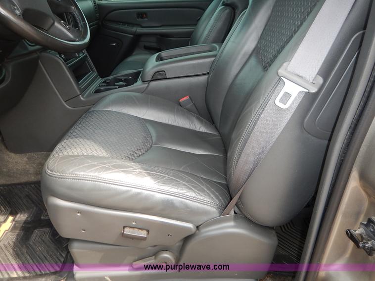 image for item J3782 2003 Chevrolet Avalanche 1500 Z71 pickup truck