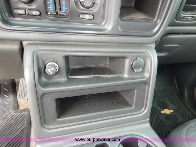 image for item J3782 2003 Chevrolet Avalanche 1500 Z71 pickup truck