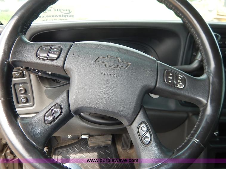 image for item J3782 2003 Chevrolet Avalanche 1500 Z71 pickup truck