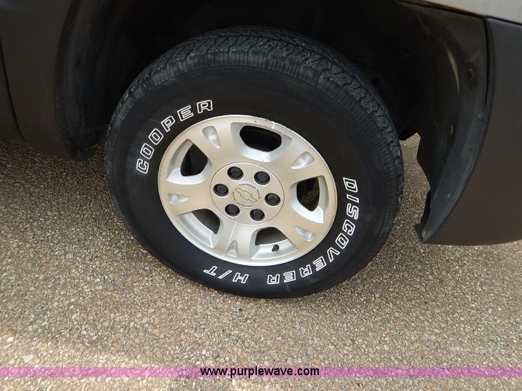 image for item J3782 2003 Chevrolet Avalanche 1500 Z71 pickup truck