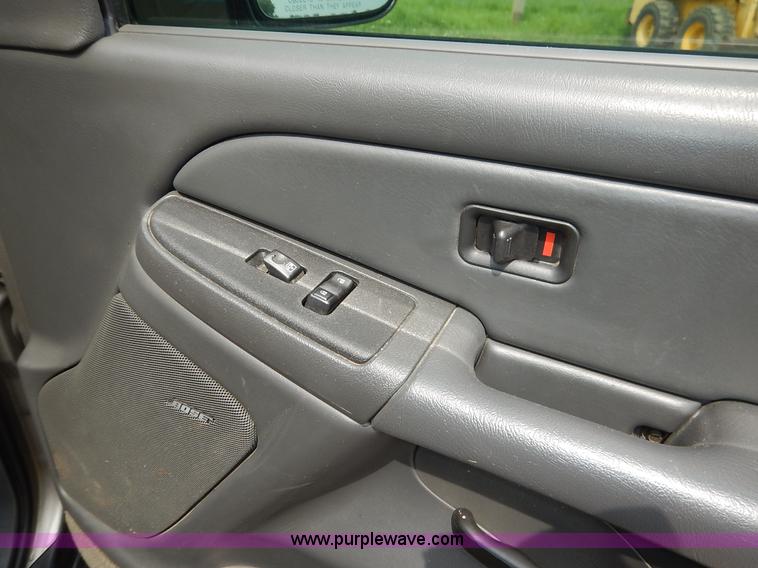 image for item J3782 2003 Chevrolet Avalanche 1500 Z71 pickup truck