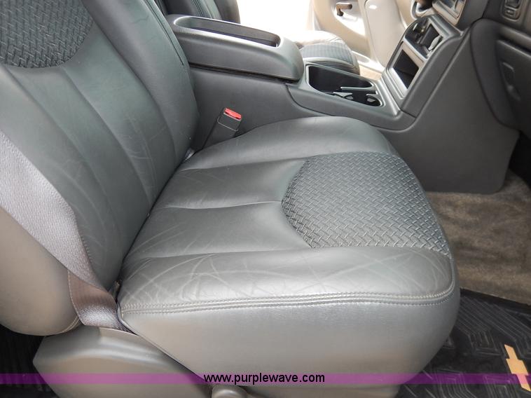 image for item J3782 2003 Chevrolet Avalanche 1500 Z71 pickup truck