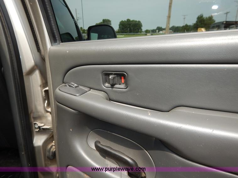 image for item J3782 2003 Chevrolet Avalanche 1500 Z71 pickup truck