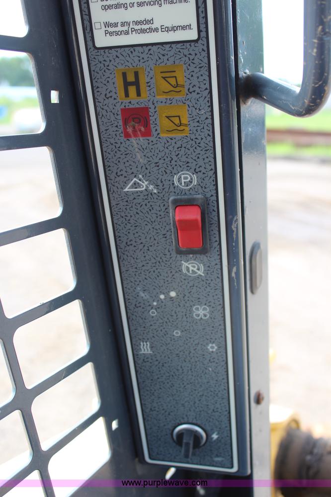 image for item J5843 2006 Gehl 6640E skid steer