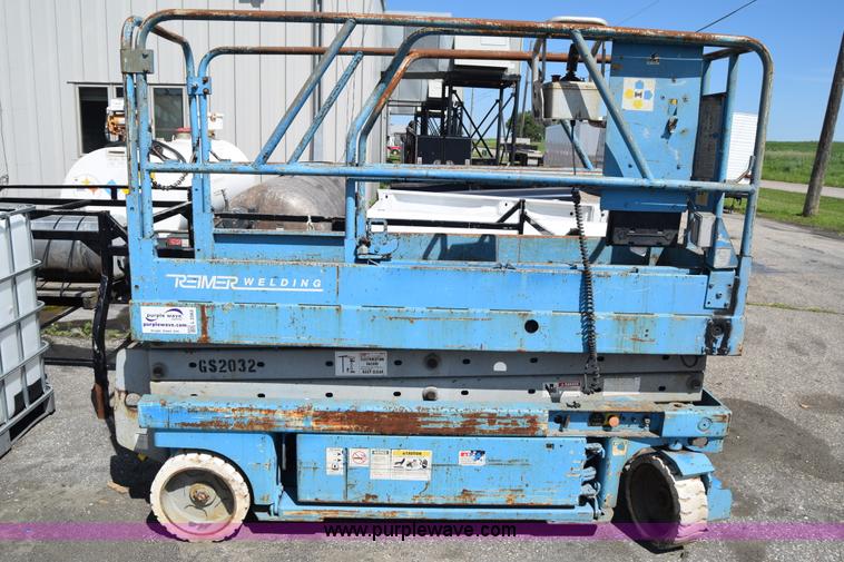 image for item L2563 Genie GS-2032 electric scissor lift