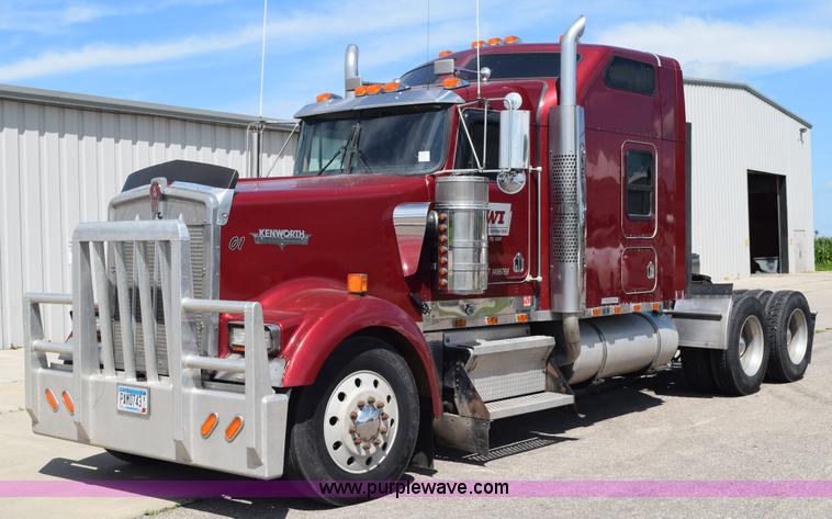 image for item L2655 2001 Kenworth W900L semi truck
