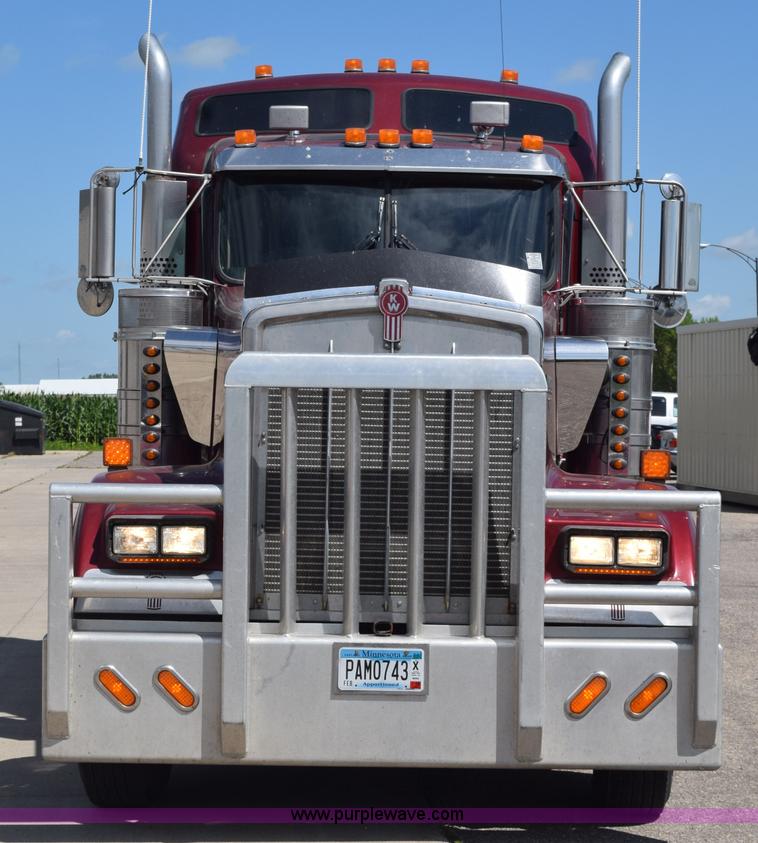 image for item L2655 2001 Kenworth W900L semi truck