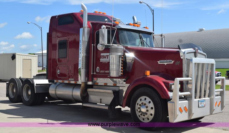image for item L2655 2001 Kenworth W900L semi truck