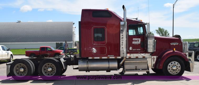 image for item L2655 2001 Kenworth W900L semi truck
