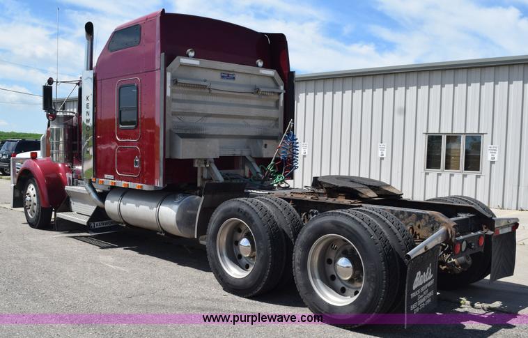 image for item L2655 2001 Kenworth W900L semi truck