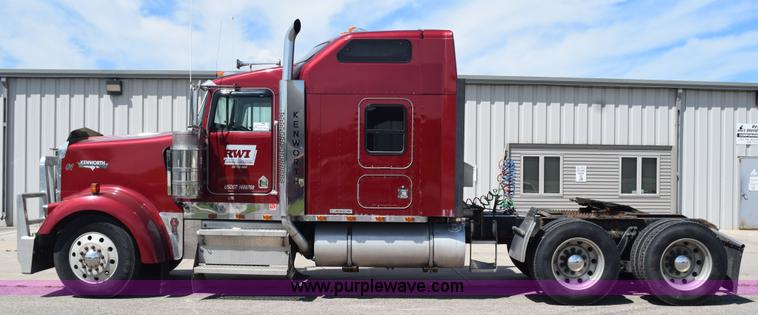 image for item L2655 2001 Kenworth W900L semi truck