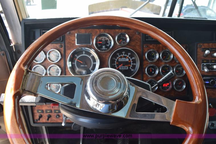 image for item L2655 2001 Kenworth W900L semi truck