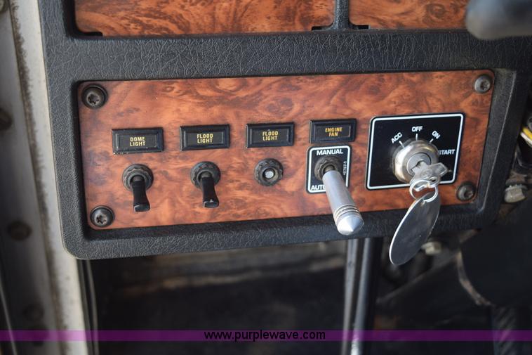 image for item L2655 2001 Kenworth W900L semi truck