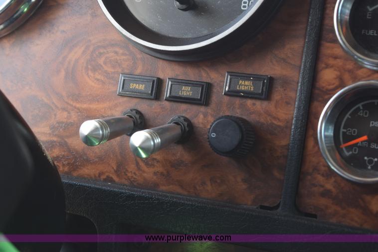 image for item L2655 2001 Kenworth W900L semi truck