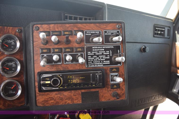 image for item L2655 2001 Kenworth W900L semi truck