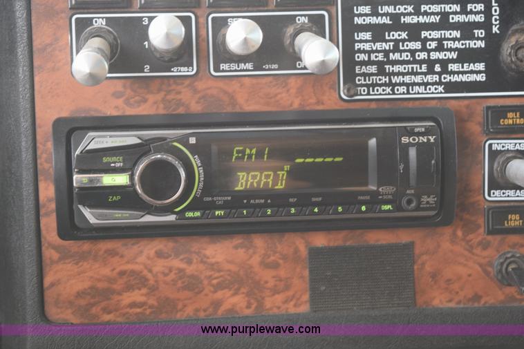 image for item L2655 2001 Kenworth W900L semi truck