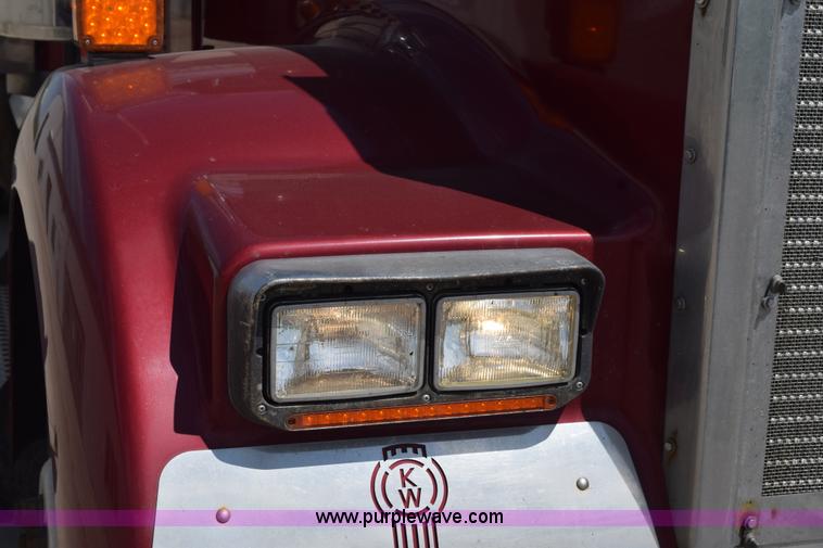 image for item L2655 2001 Kenworth W900L semi truck