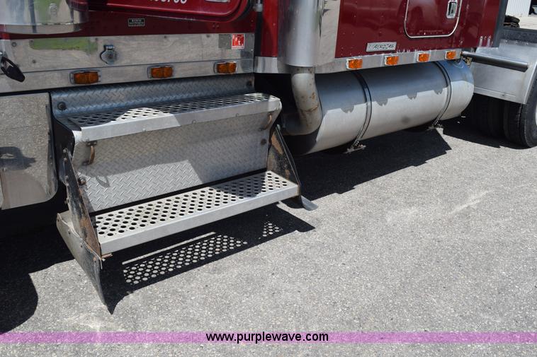 image for item L2655 2001 Kenworth W900L semi truck