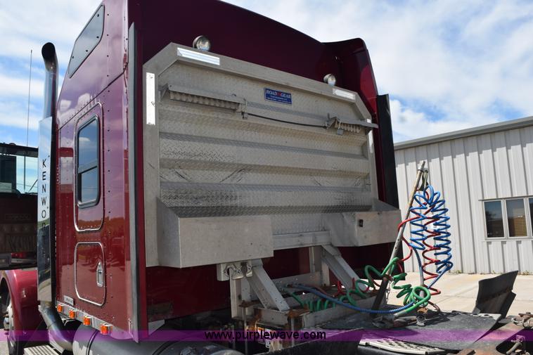 image for item L2655 2001 Kenworth W900L semi truck