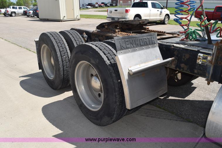 image for item L2655 2001 Kenworth W900L semi truck