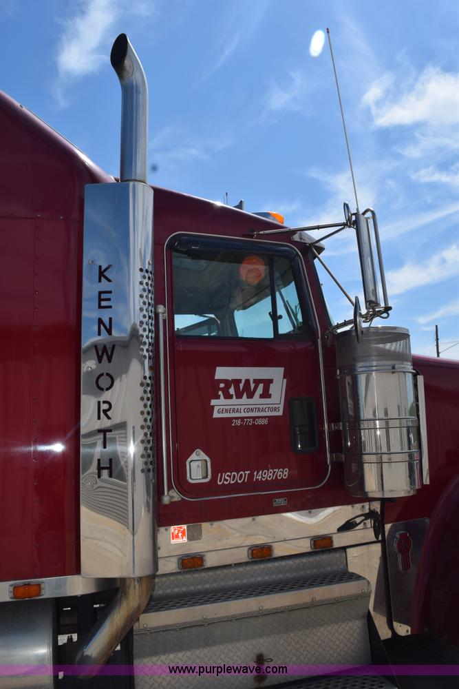 image for item L2655 2001 Kenworth W900L semi truck