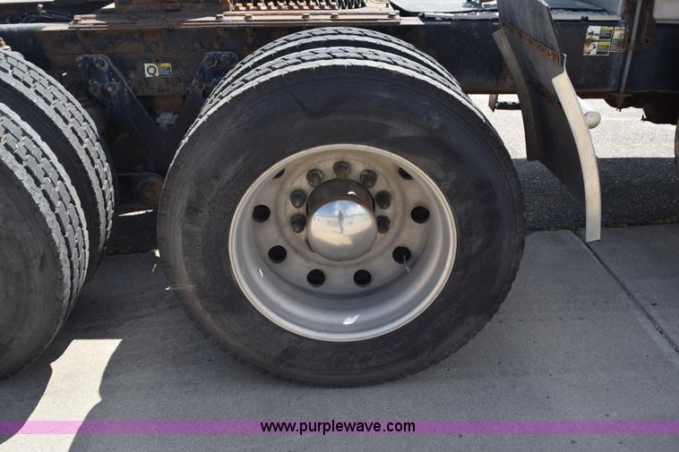 image for item L2655 2001 Kenworth W900L semi truck