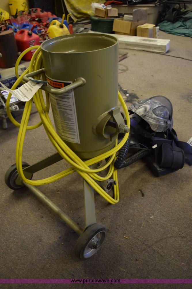 image for item L3332 2013 Clemco 1028 sand blaster