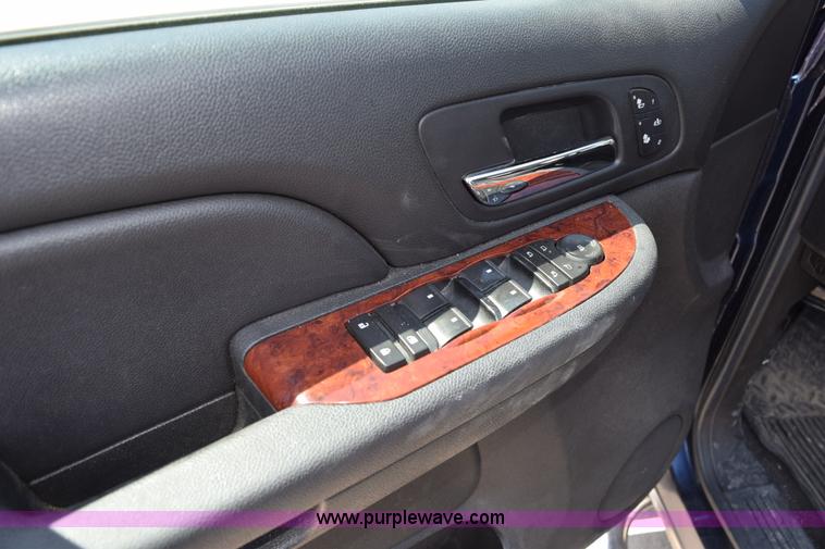 image for item L3432 2009 GMC Sierra 1500 Crew Cab pickup truck