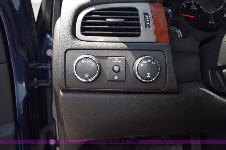 image for item L3432 2009 GMC Sierra 1500 Crew Cab pickup truck