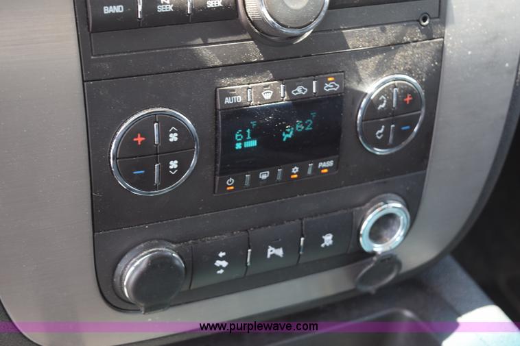 image for item L3432 2009 GMC Sierra 1500 Crew Cab pickup truck