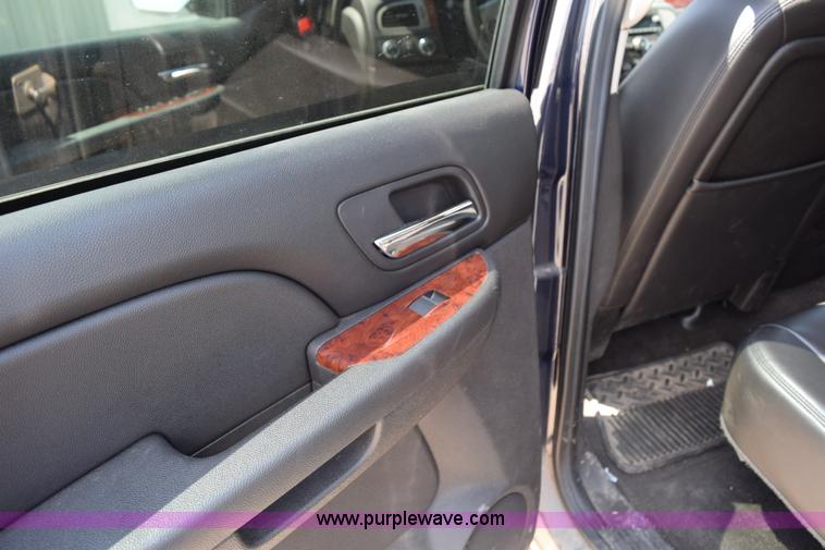 image for item L3432 2009 GMC Sierra 1500 Crew Cab pickup truck