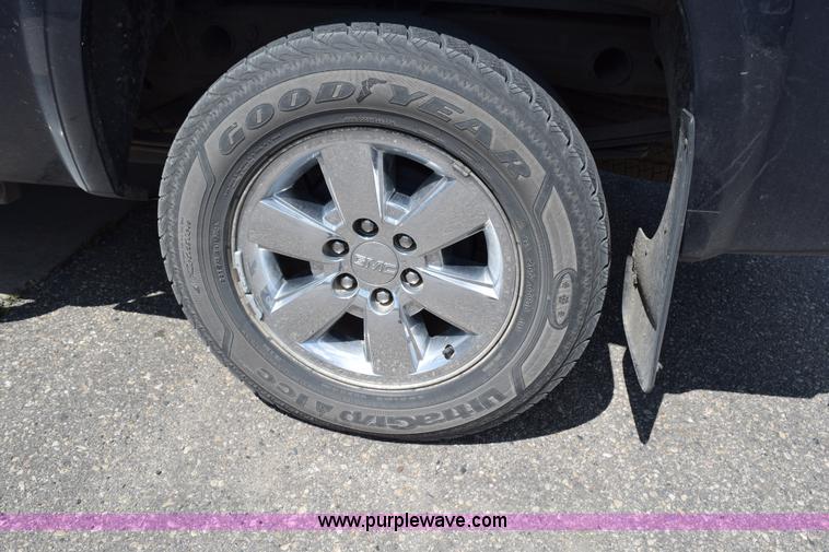 image for item L3432 2009 GMC Sierra 1500 Crew Cab pickup truck