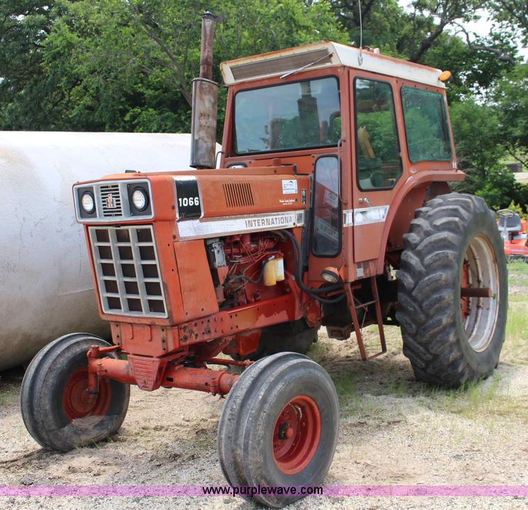 image for item F7985 1975 International 1066 tractor