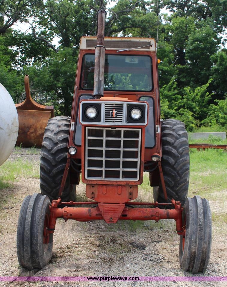 image for item F7985 1975 International 1066 tractor