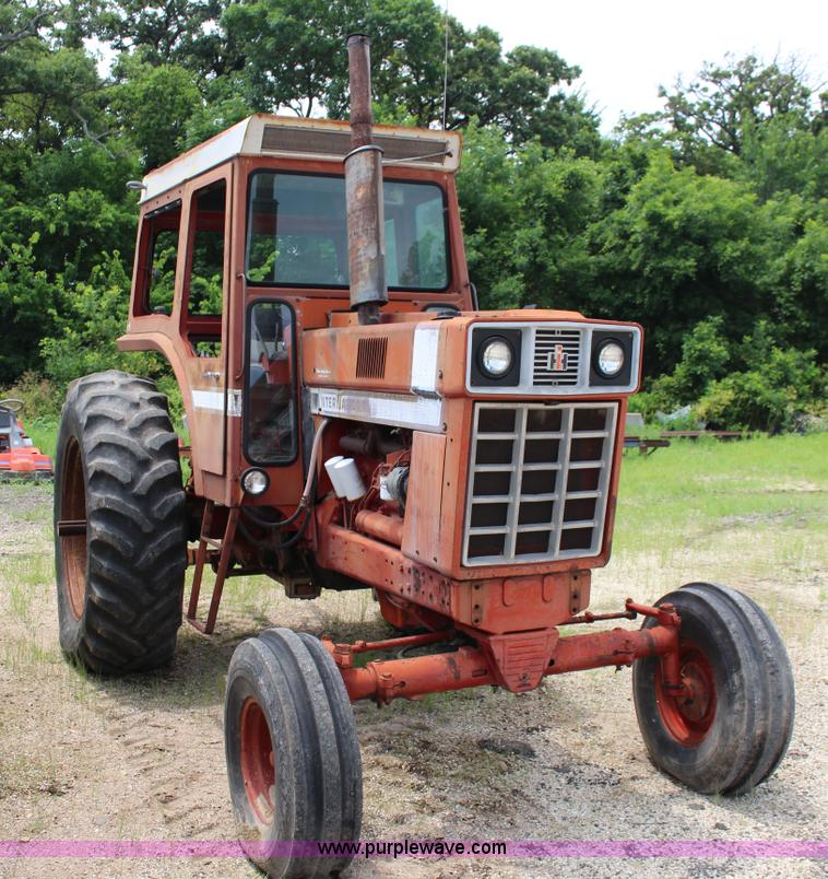 image for item F7985 1975 International 1066 tractor