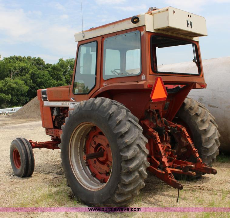 image for item F7985 1975 International 1066 tractor