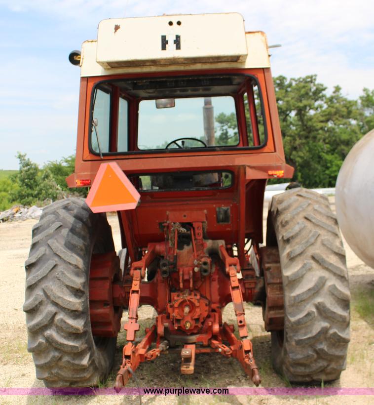 image for item F7985 1975 International 1066 tractor