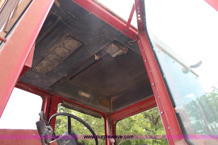 image for item F7985 1975 International 1066 tractor