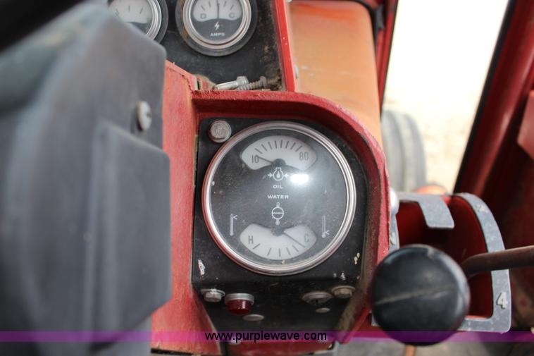 image for item F7985 1975 International 1066 tractor