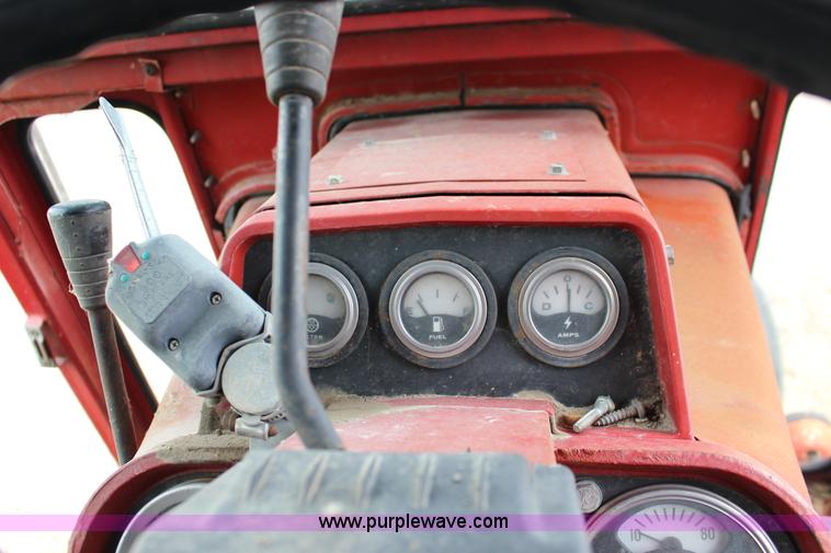 image for item F7985 1975 International 1066 tractor