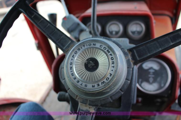 image for item F7985 1975 International 1066 tractor
