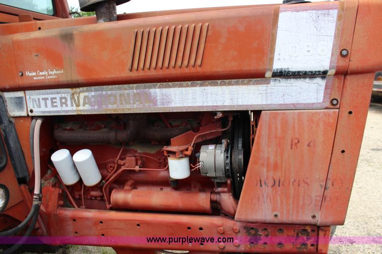image for item F7985 1975 International 1066 tractor