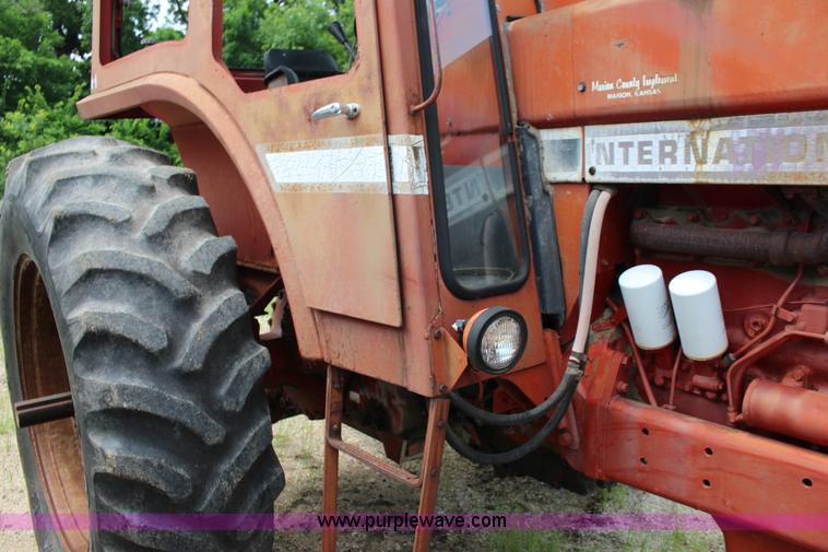 image for item F7985 1975 International 1066 tractor