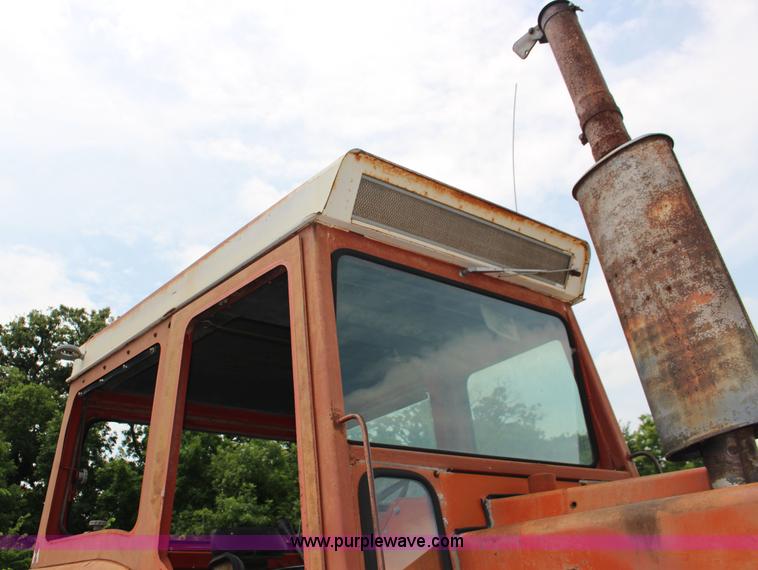 image for item F7985 1975 International 1066 tractor