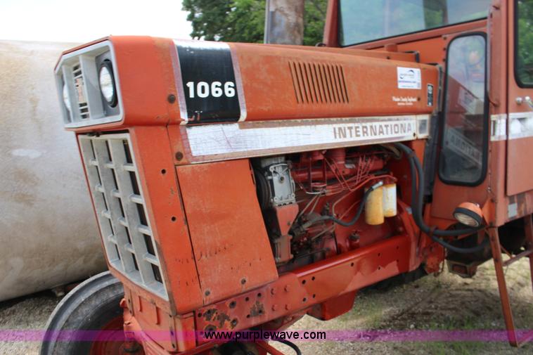 image for item F7985 1975 International 1066 tractor