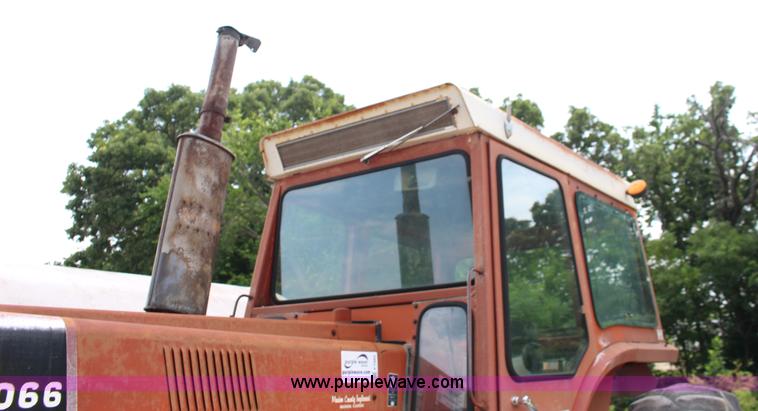 image for item F7985 1975 International 1066 tractor