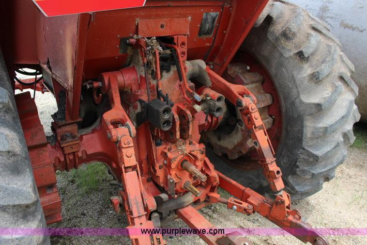 image for item F7985 1975 International 1066 tractor